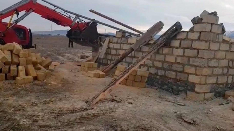 Göygöl və Şabranda qanunsuz tikililər sökülüb