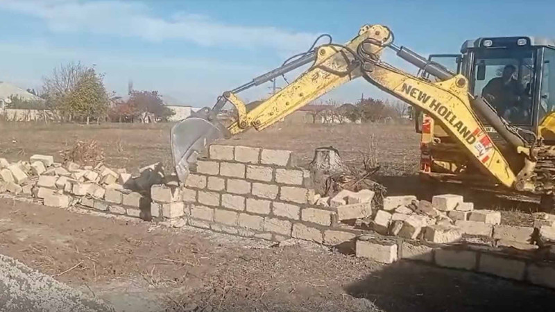 Göygöl və Şəmkirdə qanunsuz tikililər sökülüb - VİDEO