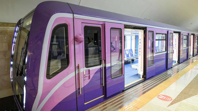 Bakı metrosunda qadın relslərin üzərinə yıxılaraq ölüb