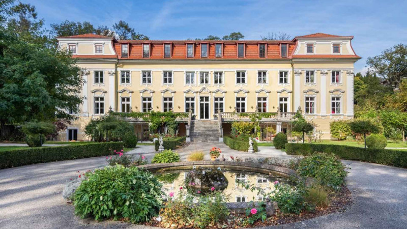 Motsartın 50 otaqlı qəsri hərraca çıxarılıb