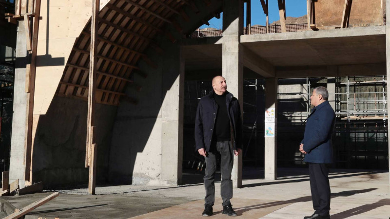 Prezident Daşaltı kənd məscidində tikinti işlərinin gedişi ilə tanış olub