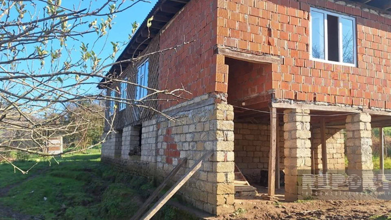 Astarada torpaq sürüşməsi olub, bir evin divarlarında çatlar yaranıb