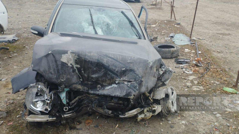 Kürdəmir: avtomobil beton lövhəyə çarpılıb, bir ailənin 3 üzvü xəsarət alıb - FOTO