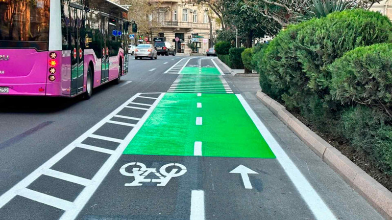 Velosipedçilər və skuterçilər üçün yaşıl boyalı yol çəkilib