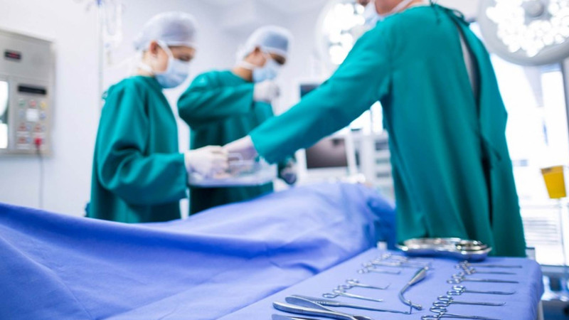 Həkimin yalnış əməliyyatı pasiyentin səhhətində problemlərə yol açıb – İDDİA