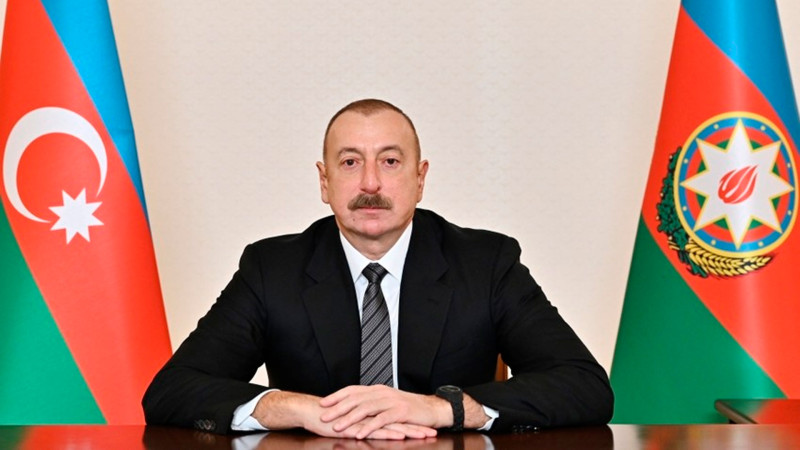 Prezident, Mehriban Əliyeva və Leyla Əliyeva Daşkənddə Müstəqillik abidəsini ziyarət ediblər