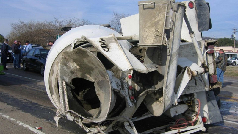 Şuşa yolunda betonqarışdıran avtomobil aşıb