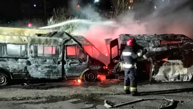 Gürcüstanda təcili tibbi yardım maşınları yanıb