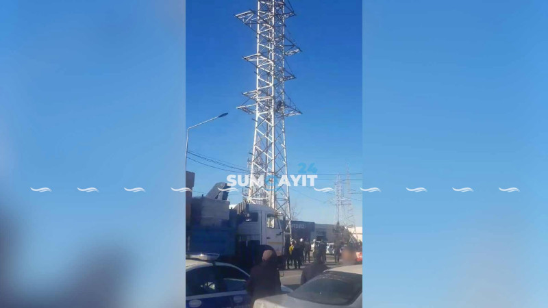 Sumqayıtda qazi işıq dirəyinə çıxaraq iddialar irəli sürüb