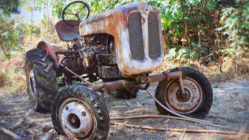 Füzulidə əkin işləri aparan traktor minaya düşüb
