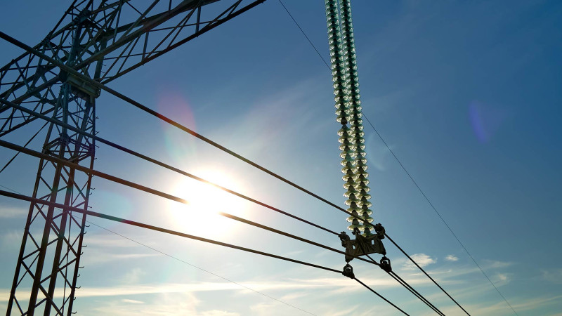 Elektrik dirəyi aşıb, Azərişıq işçisi yıxılıb