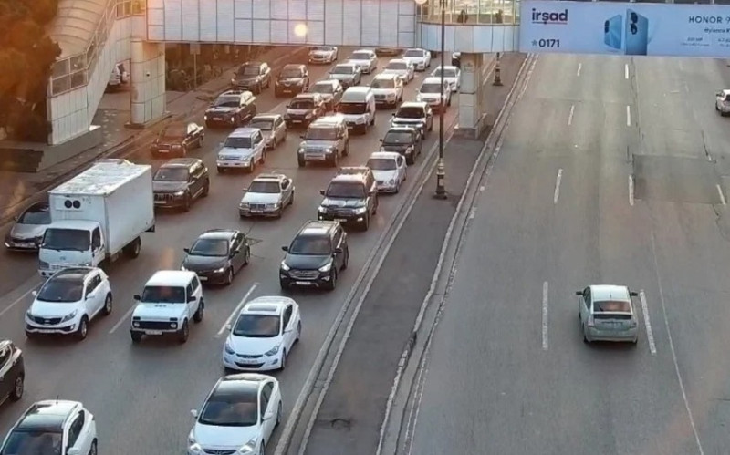 Bakının bir sıra yollarında tıxac yaranıb