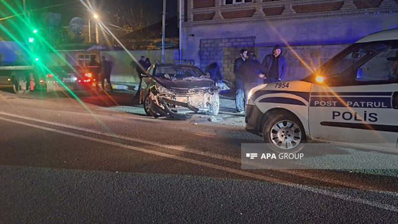 Lənkəranda avtomobil işıq dirəyini sıradan çıxarıb - FOTO