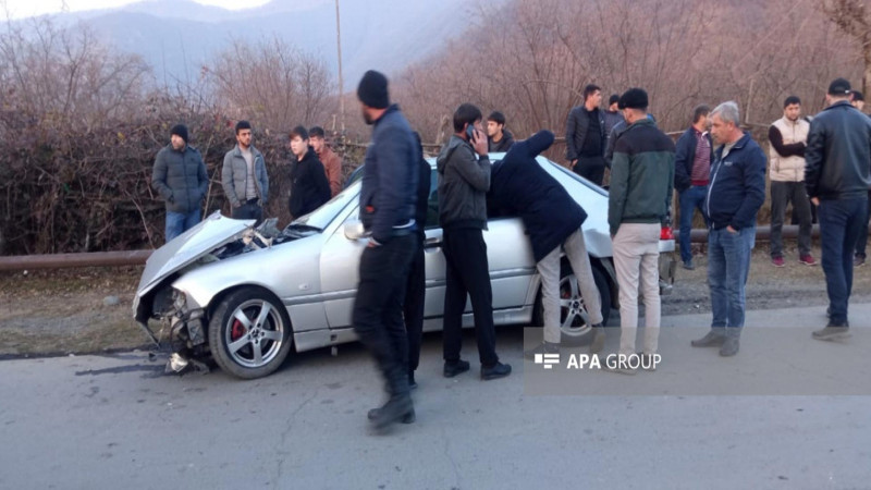 Zaqatalada maşın ağaca çarpılıb