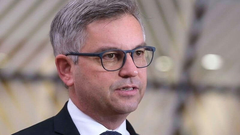 Sürət həddini aşan nazirin sürücülük hüququ əlindən alınıb