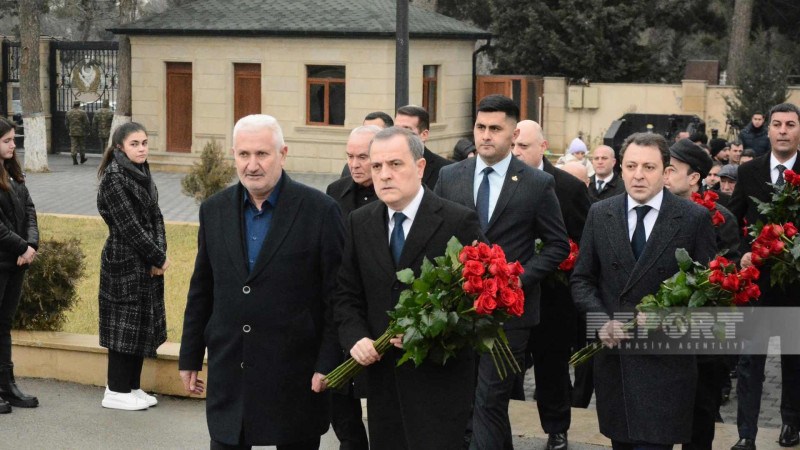 XİN rəhbərliyi Orxan Əsgərovun məzarını ziyarət edib