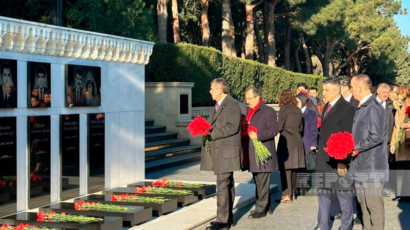 Türkiyənin təhsil naziri Fəxri və Şəhidlər xiyabanlarını ziyarət edib