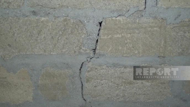 Şirvanda zəlzələdən sonra bir neçə evdə çatlar əmələ gəlib - FOTO
