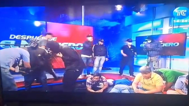 Ekvadorda silahlılar canlı yayım zamanı telekanala soxulublar