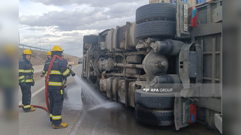 Tovuzda TIR aşıb, yanğın olub