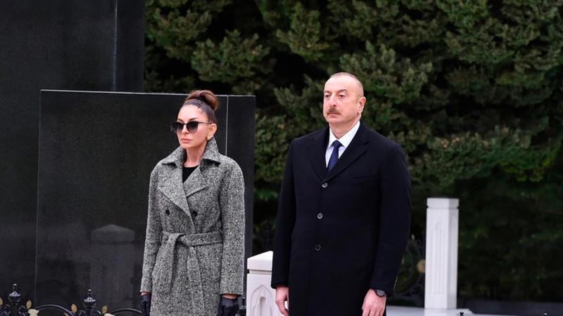Prezident və birinci xanım ümummilli lider Heydər Əliyevin məzarını və Şəhidlər xiyabanını ziyarət ediblər