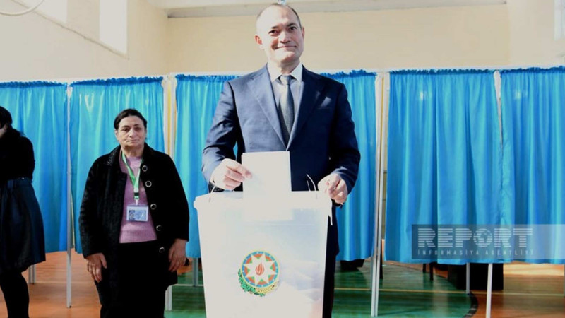 Prezidentliyə namizəd Razi Nurullayev səs verib