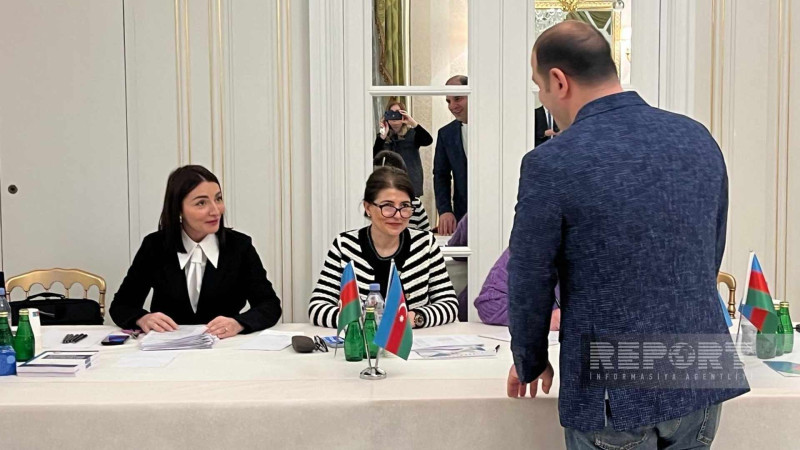 Parisdəki seçki məntəqəsində səsvermə başlayıb