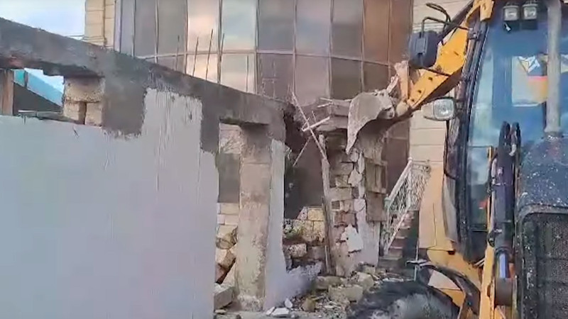 Abşeronda qanunsuz tikili sökülüb - VİDEO