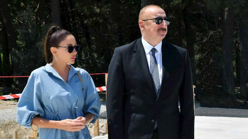Prezident və birinci xanım Bakıda “Crescent Mall” Ticarət Mərkəzinin açılışında iştirak ediblər