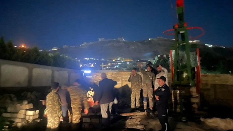 Qazi adından istifadə edərək qanunsuz obyekt tikməyə çalışdı, bıçaqla qollarını kəsdi