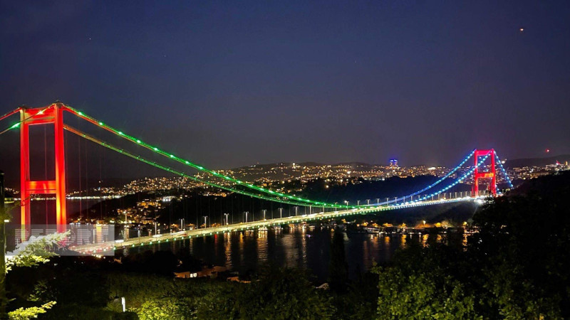 İstanbul körpüləri Azərbaycan Bayrağının rəngləri ilə işıqlandırılıb