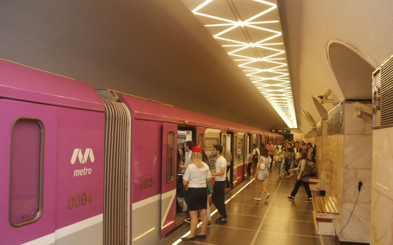 Bakı metrosunda tüstülənmə olub