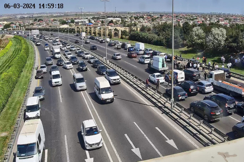 Sabunçuda yol qəzası olub, sıxlıq yaranıb - FOTO