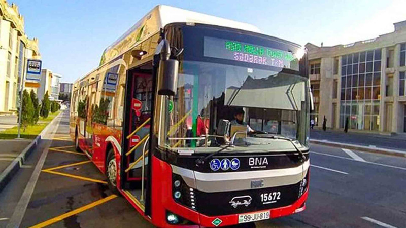 “BakuBus”da sürücü ilə mübahisə edən sərnişinlər avtobusdan düşürüldülər