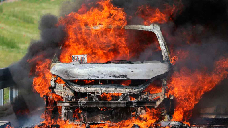Binədə “Toyota” yandırılıb, şübhəli bilinən saxlanılıb