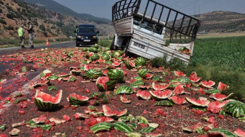 Şamaxı: Qarpızla dolu yük avtomobili dərəyə aşıb