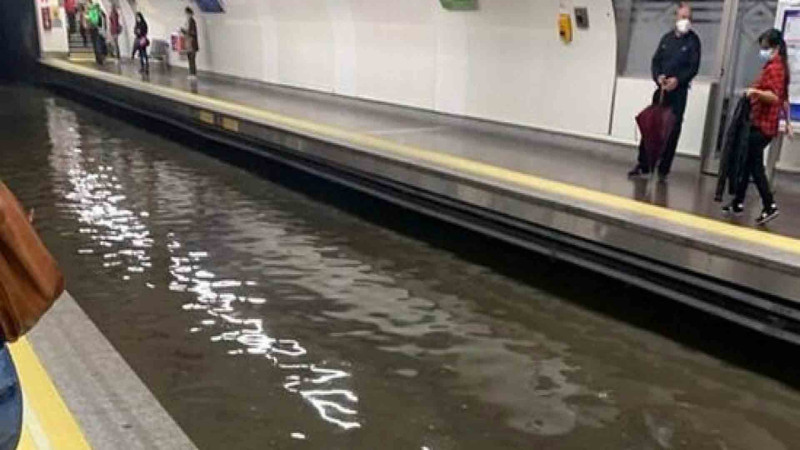 Moskvada metrostansiya su altında qalıb