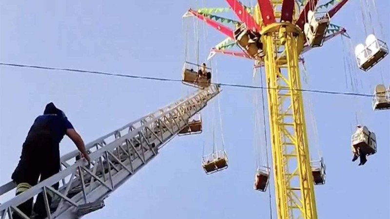 Rusiyada insanlar attraksionda köməksiz vəziyyətdə qalıblar - VİDEO