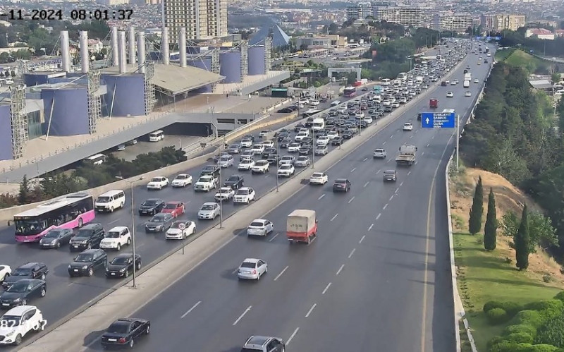 Bakıda tıxac olan yollar
