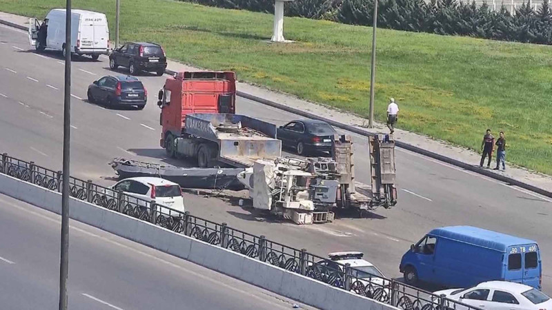 Yük avtomobilinin üzərində olan texnika yola düşüb