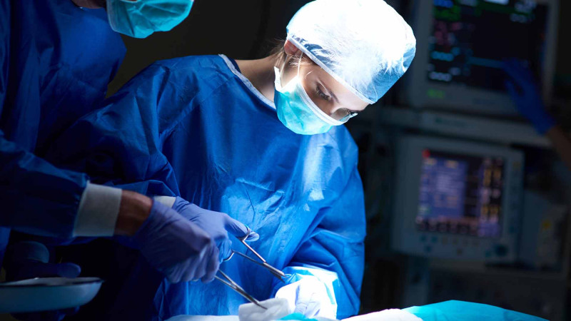 Bakıda mədəkiçiltmə əməliyyatı olunan qız öldü