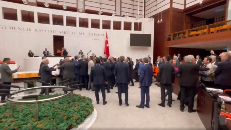 Türkiyə Böyük Millət Məclisində millət vəkilləri “bir-birinə dəyib”