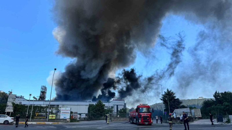 İstanbulda zavodda güclü yanğın başlayıb