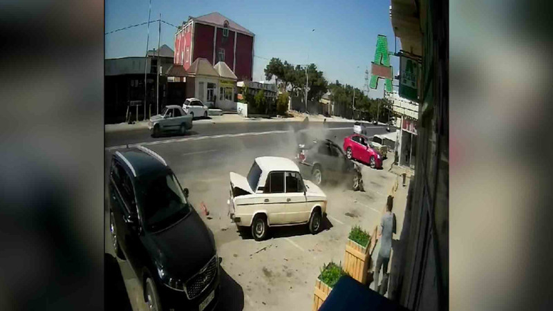 Maştağada avtomobil yol kənarındakı maşınlara çarpılıb