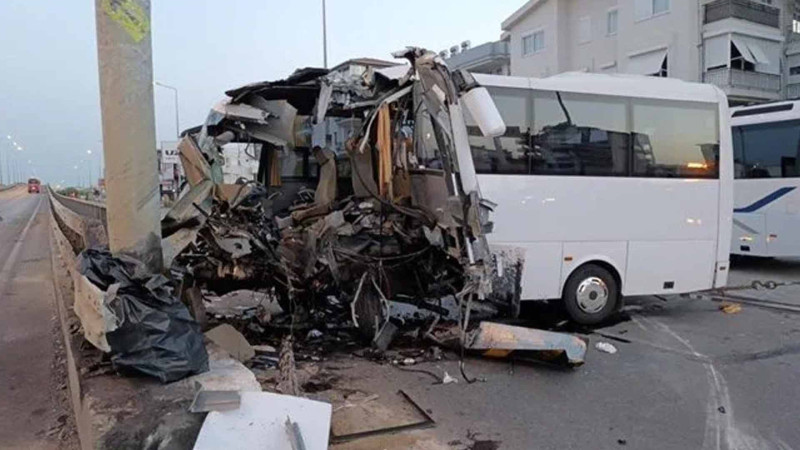Antalyada turistləri hava limanına aparan avtobus qəza törədib