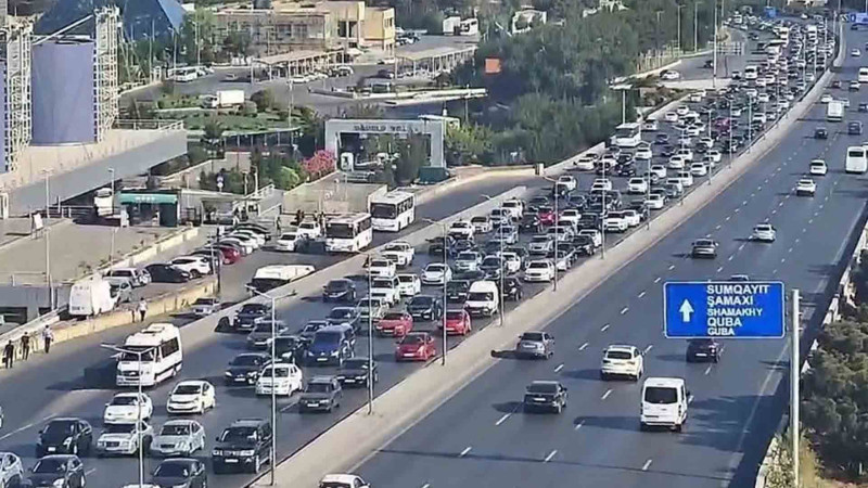 Bakının bəzi yollarında tıxac yaranıb - SİYAHI
