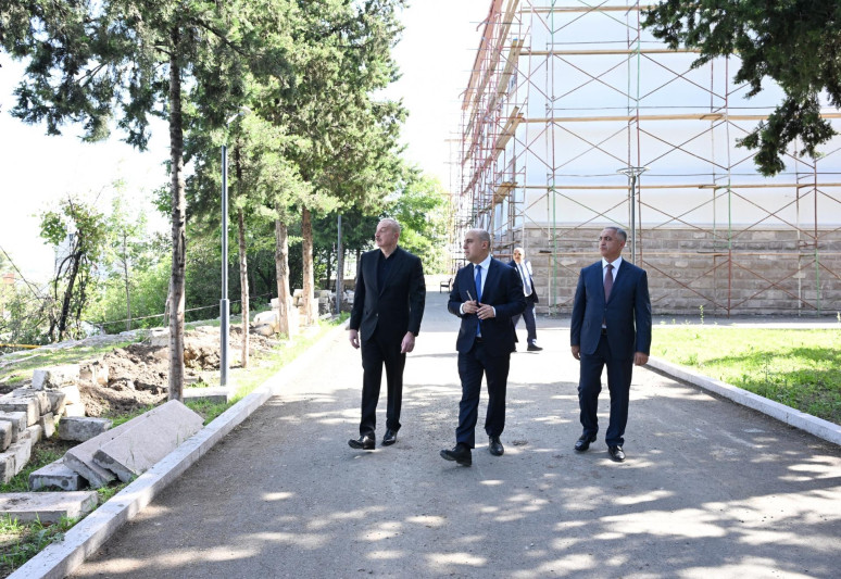 Prezident Xankəndidə Qarabağ Universitetində görülən işlərlə tanış olub
