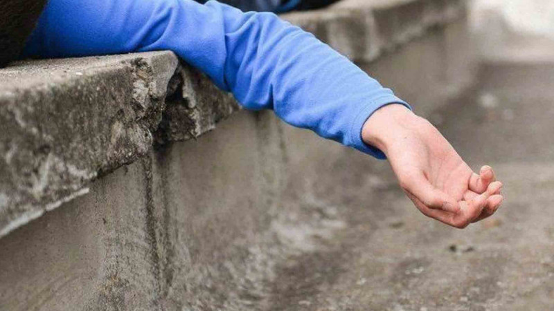 Bakıda 43 yaşlı kişi talvardan yıxılaraq həlak olub