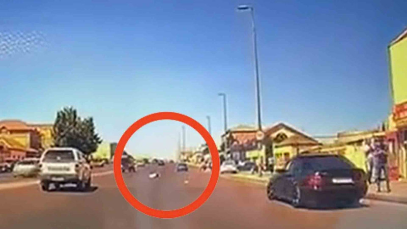 Bakıda sürücü avtomobili ilə piyadanı vuraraq qaçdı - VİDEO