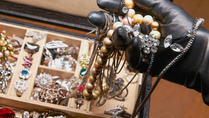 Bakı: Evdən 12 min manatlıq qızıl-zinət əşyaları oğurlanıb